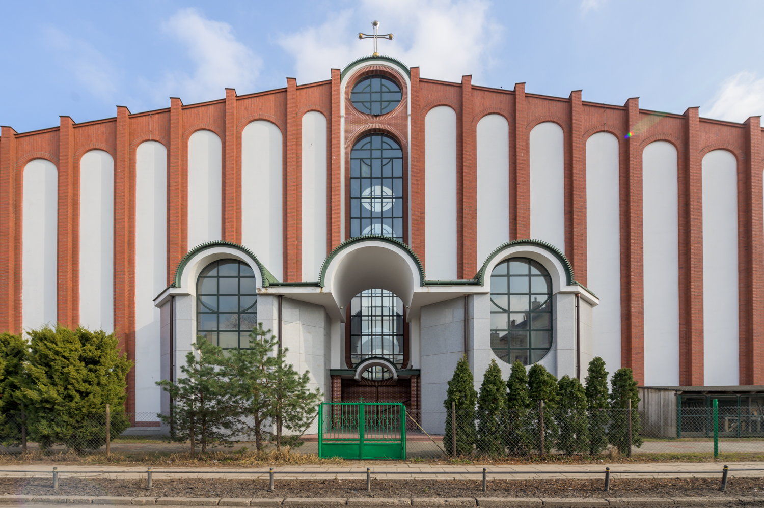 Zdjęcie architektury budynku Kościół Sanktuarium Matki Bożej Królowej Polskich Męczenników